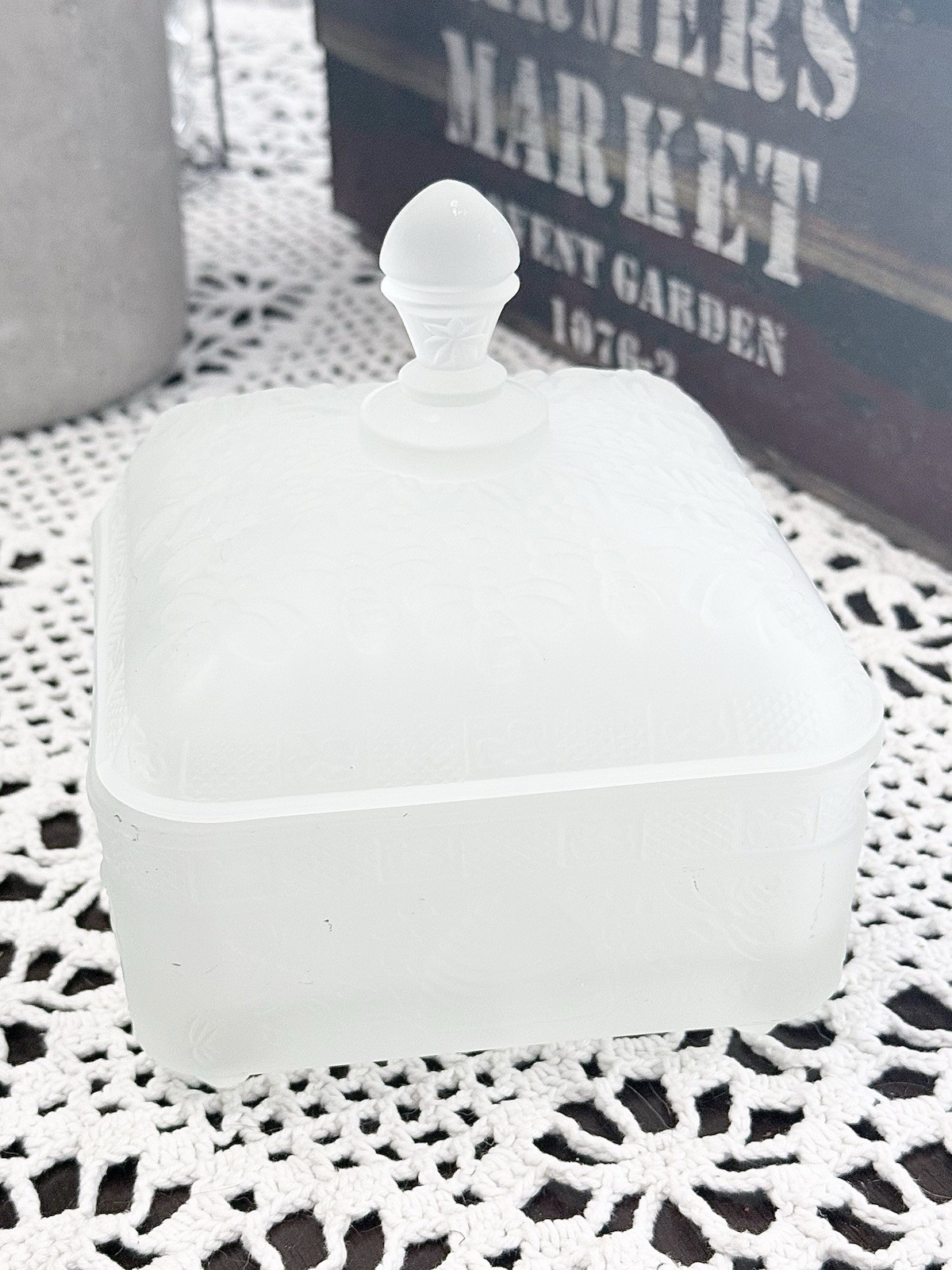 Vtg Tiara Indiana Glass Frosted Satin White Honey Bee🐝 Hive Box Covered Dish