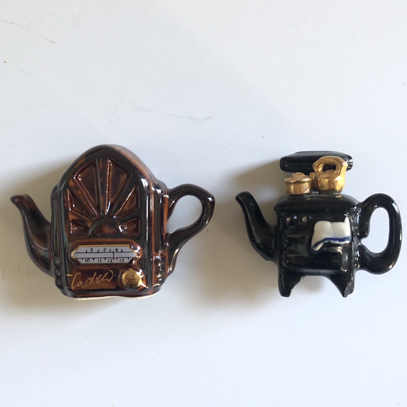 Vintage Paul Cardew Tiny Teapot Wood Stove & Old Fashion Radio England Lot 2