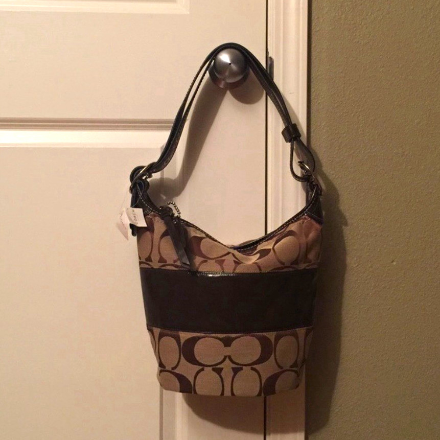 Coach Signature Logo Shoulder Bag Brown/Beige Zip Top, Lined, Inner Pockets Coach Signature Logo Shoulder Bag Brown/Beige Zip Top, Lined, Inner Pockets