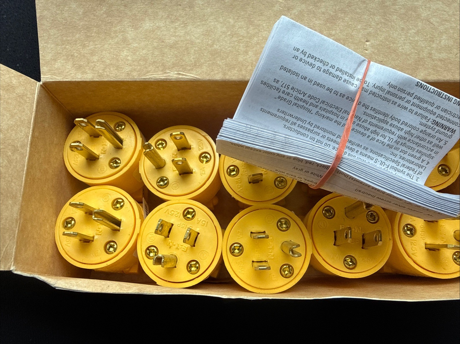 1 Case-100 Plugs-Cooper/Eaton 4867-BOX 15-Amp 125-Volt Heavy-Duty Straight Plugs