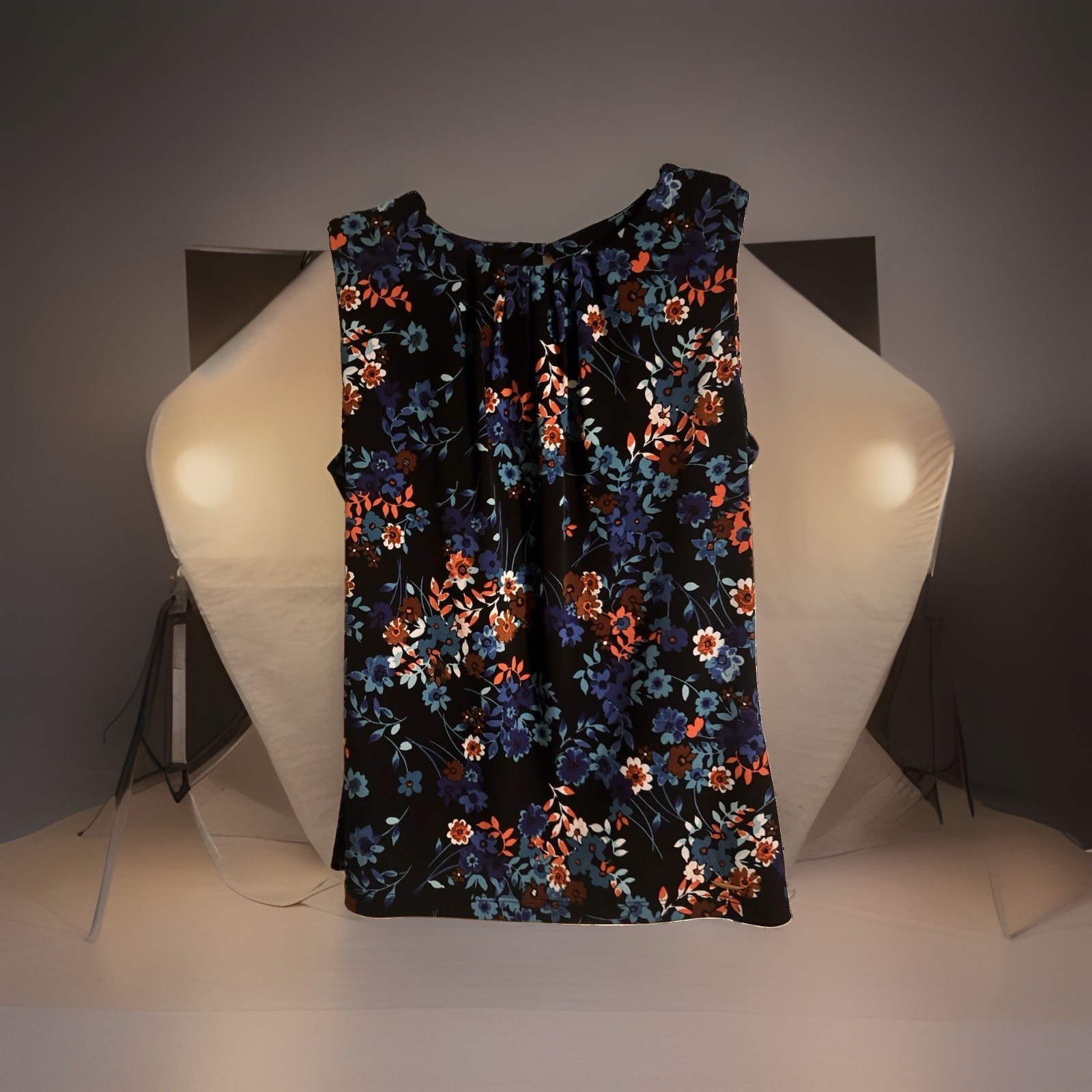 Calvin Klein Women\'s Sleeveless Floral- Key Hole Back Blouse Size M