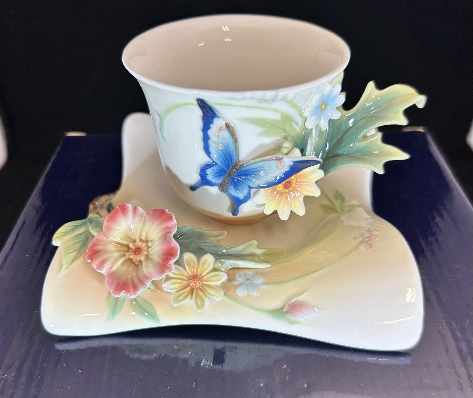 FRANZ Porcelain Collection Fluttering Beauty Cup Saucer Set From Japan Rare NEW FRANZ Porcelain Collection Fluttering Beauty Cup Saucer Set From Japan Rare NEW
