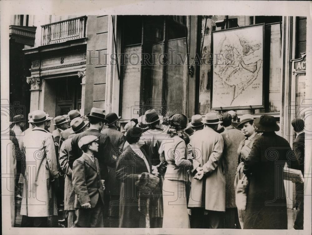 1935 Press Photo Frenchmen watch Italian campaign at paper Le Matin
