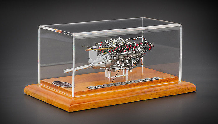 ENGINE W/ SHOWCASE FOR 1960 MASERATI TIPO 61 BIRDCAGE 1/18 DIECAST MODEL CMC 126 ENGINE W/ SHOWCASE FOR 1960 MASERATI TIPO 61 BIRDCAGE 1/18 DIECAST MODEL CMC 126