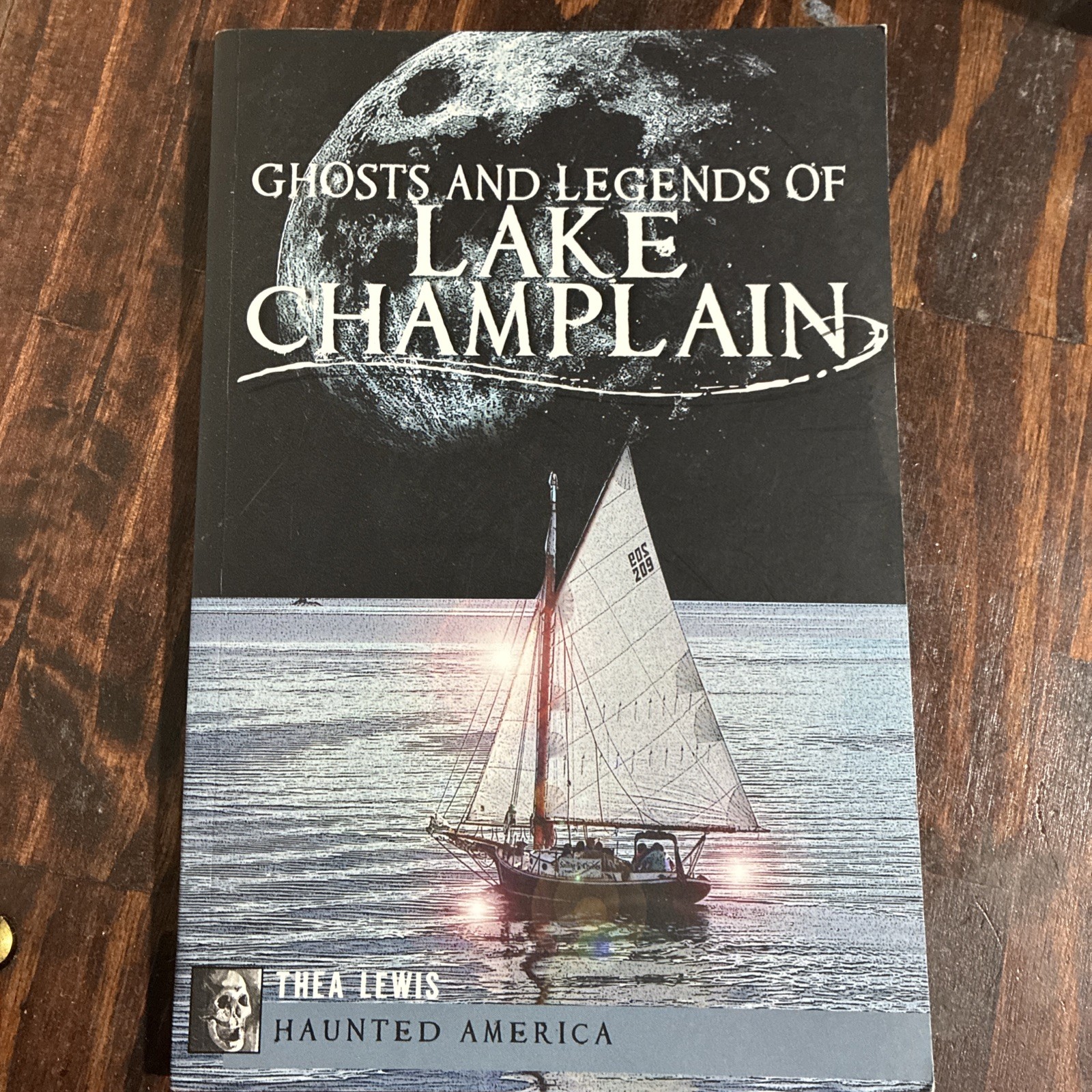Ghosts and Legends of Lake Champlain - Thea Lewis, The History Press, Paperback