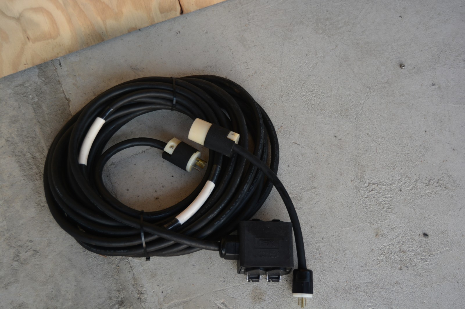 CAROL 10/3 EXTENSION CORD QUAD BOX ULTRA FLEX L5-20P AND PIGTAIL USA MADE CAROL 10/3 EXTENSION CORD QUAD BOX ULTRA FLEX L5-20P AND PIGTAIL USA MADE