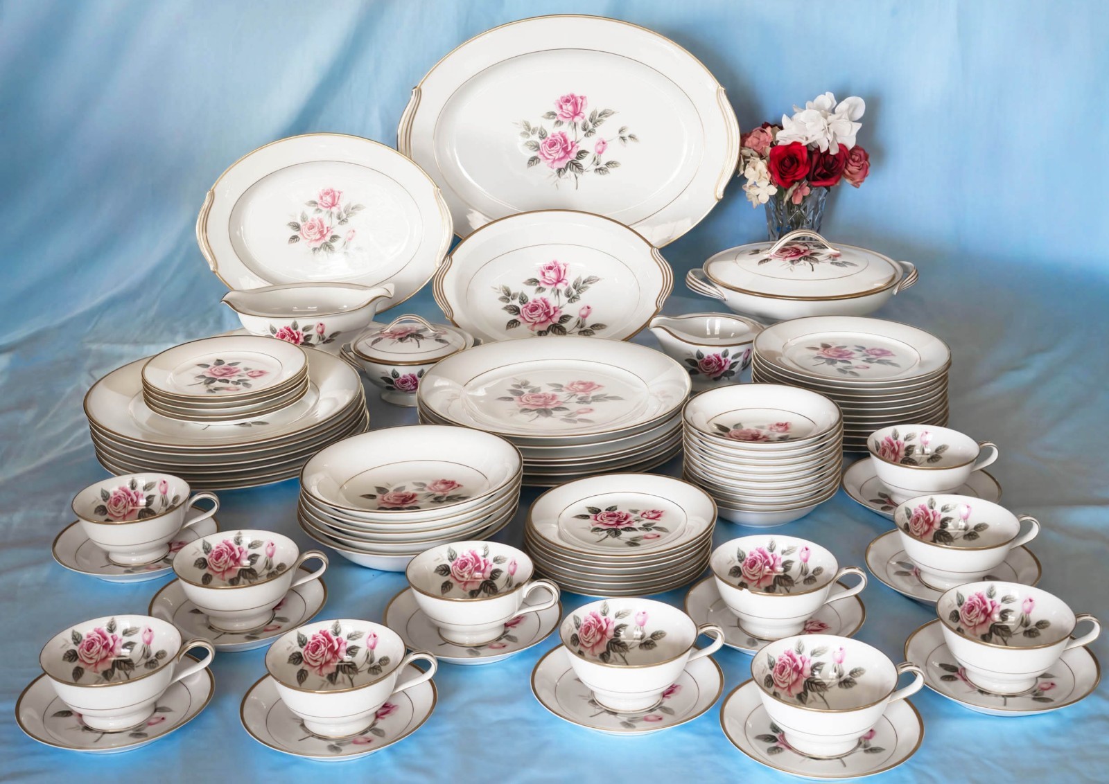 Beautiful Noritake Lindrose Pattern 5234 Dinnerware. 78 pieces. Vintage. Japan