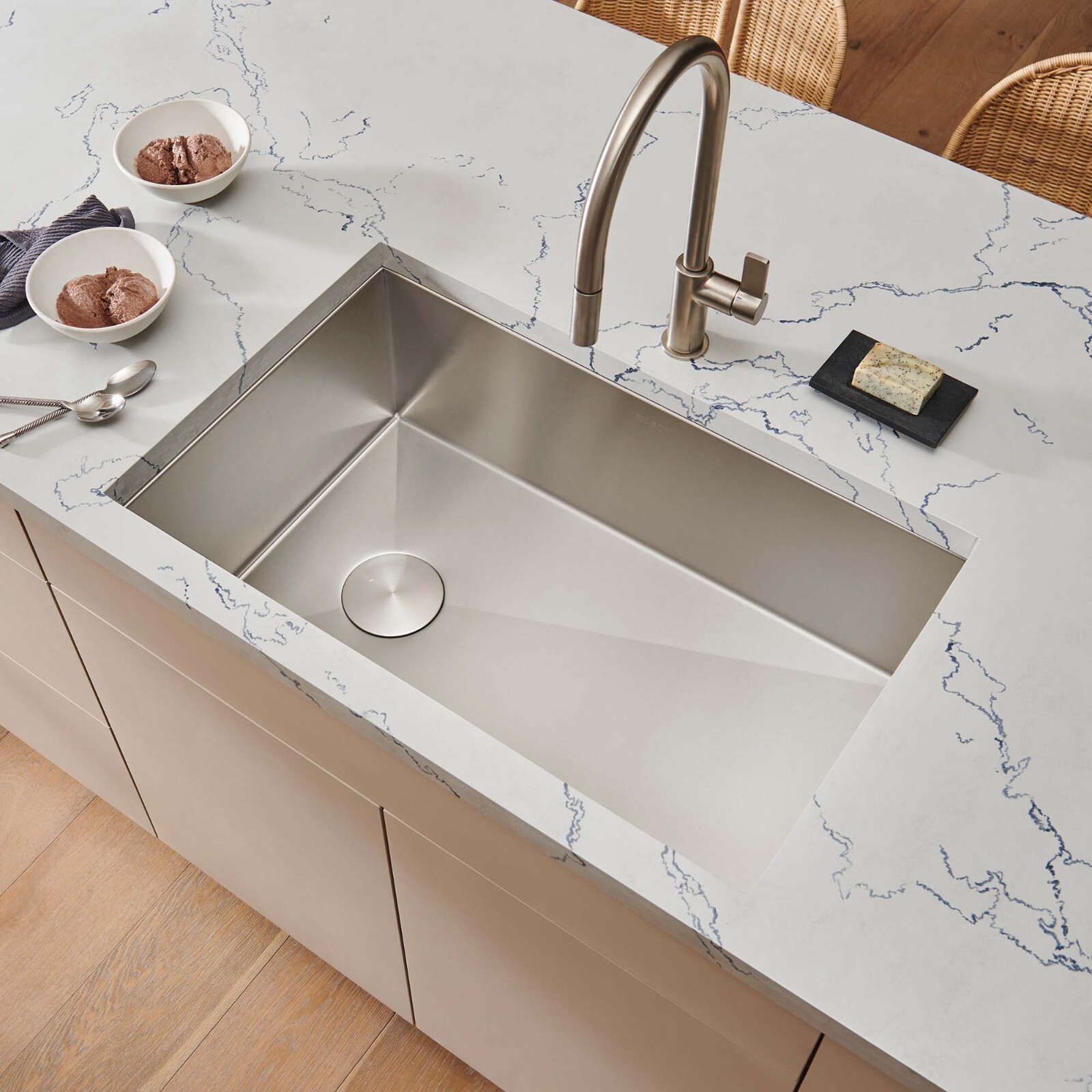 Ruvati 32-inch Slope Bottom Offset Drain Reversible 16Gauge KitchenSink- RVH7490 Ruvati 32-inch Slope Bottom Offset Drain Reversible 16Gauge KitchenSink- RVH7490