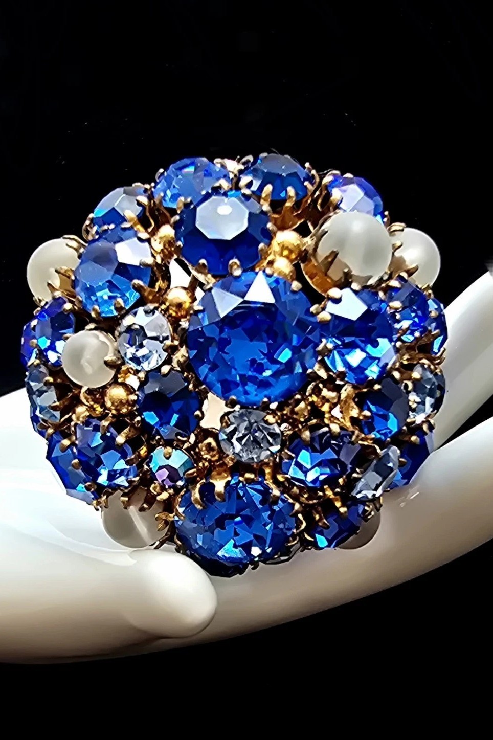 Spectacular Vtg Gold Tone Austria Sapphire Blue Clear Domed Rhinestone Brooch Spectacular Vtg Gold Tone Austria Sapphire Blue Clear Domed Rhinestone Brooch