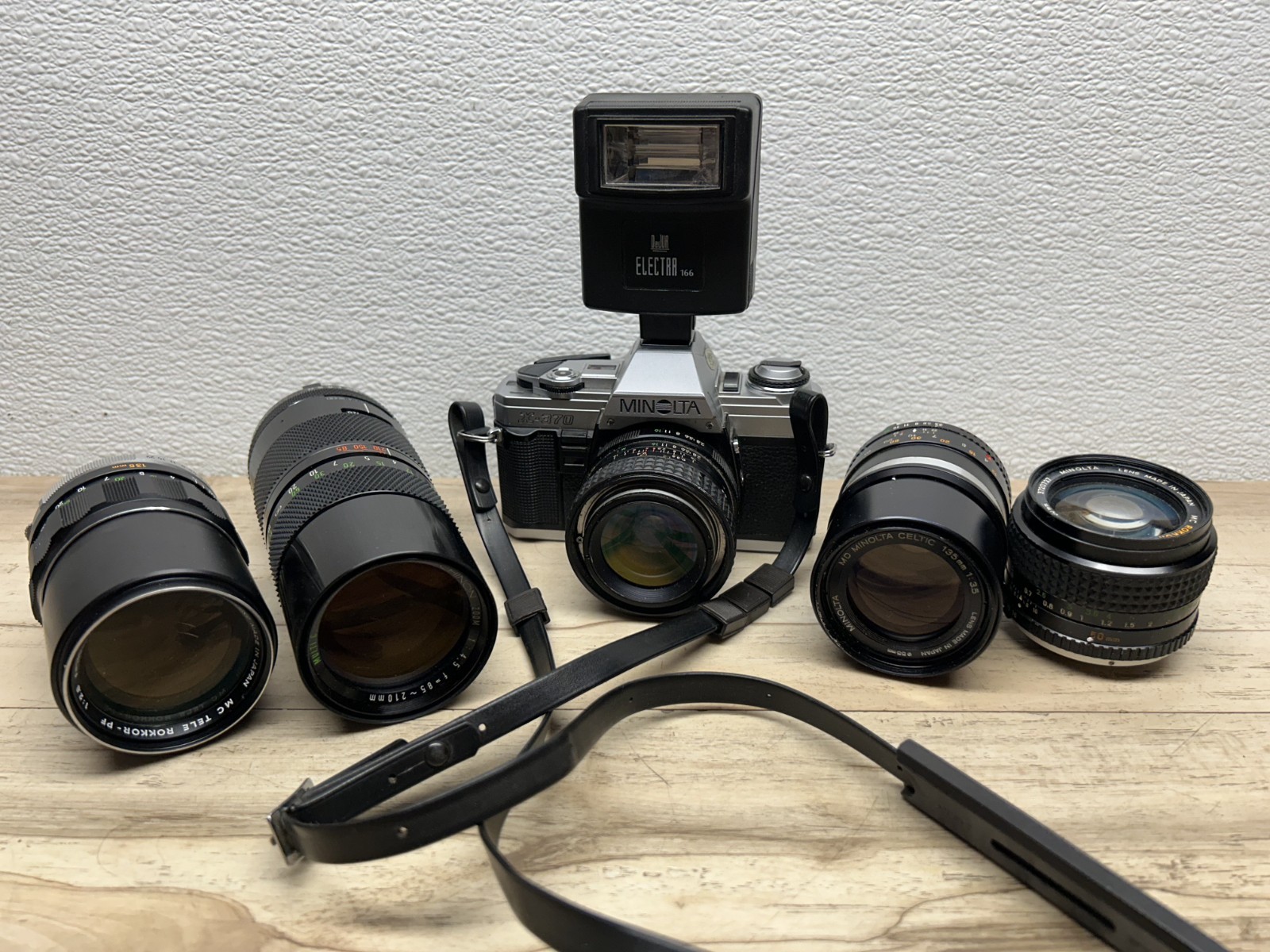 Vintage 1980s Minolta X-370 35mm Camera With 4 Extra lences & Flash Light Vintage 1980s Minolta X-370 35mm Camera With 4 Extra lences & Flash Light