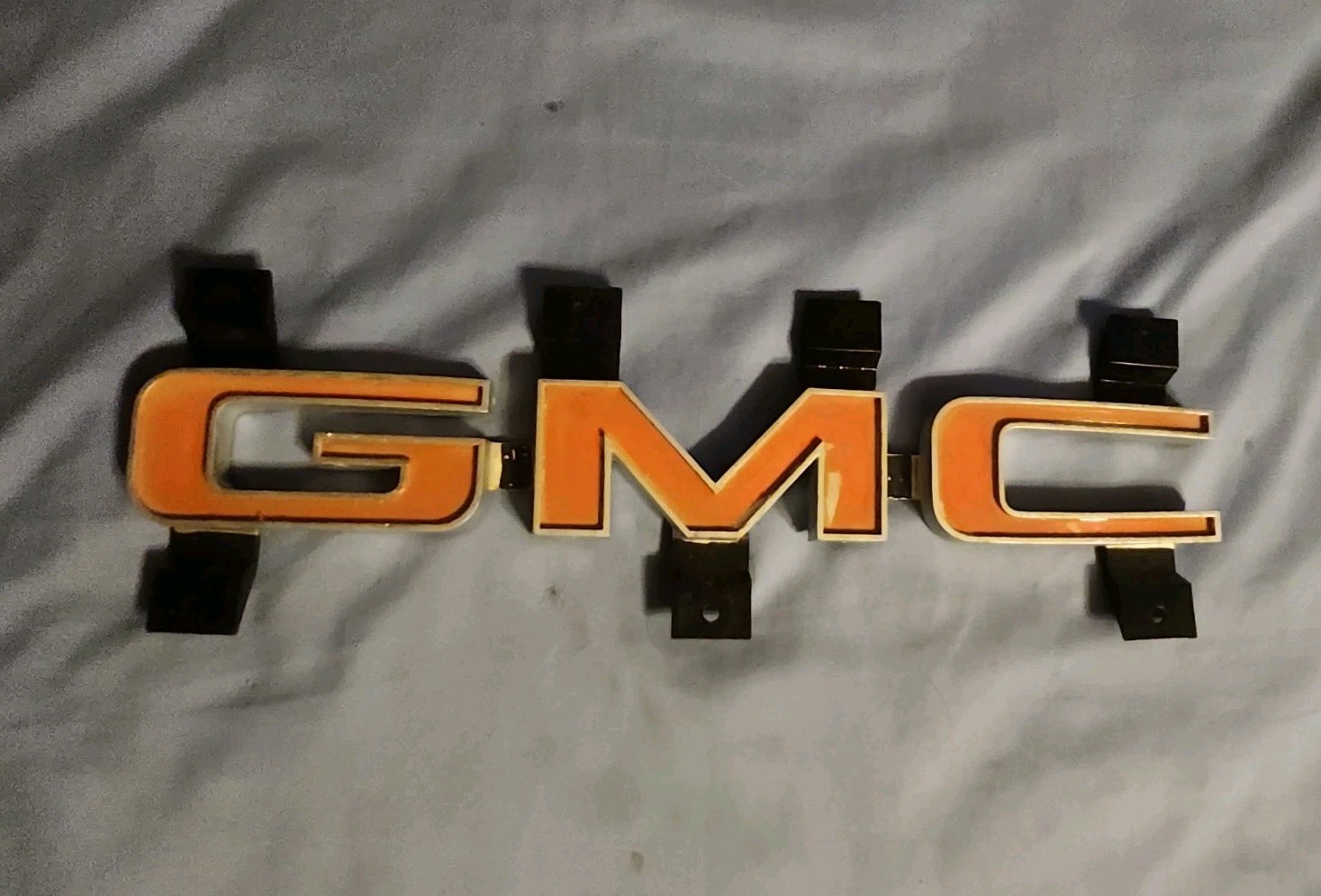 1979-1982 GMC C60 C70 C/K 1500 2500 Truck Grille Emblem Nameplate GM 693620 Vint