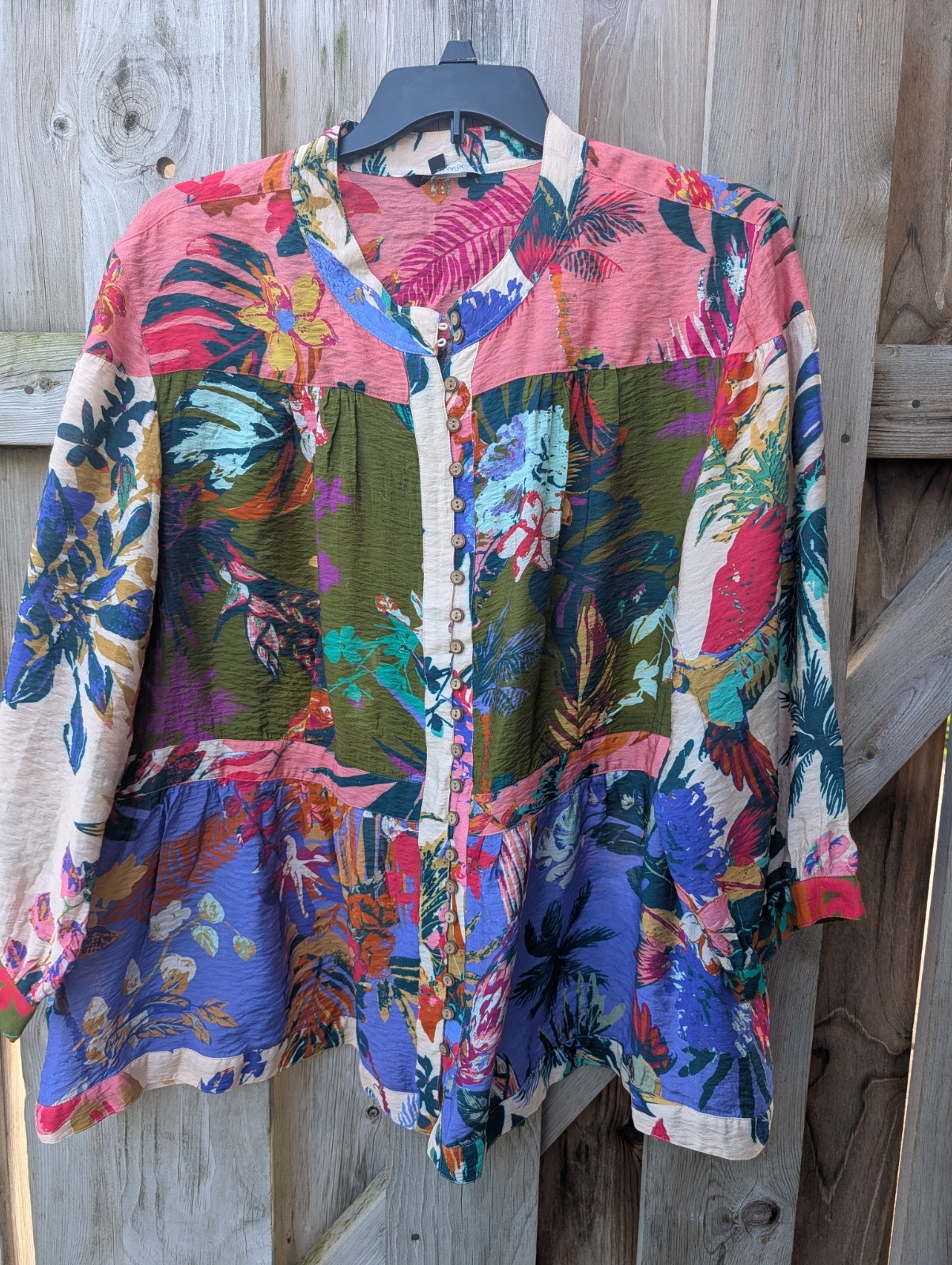 John Mark tropical pattern blouse w/ unique buttons, NWOT. 3X Very Unique John Mark tropical pattern blouse w/ unique buttons, NWOT. 3X Very Unique