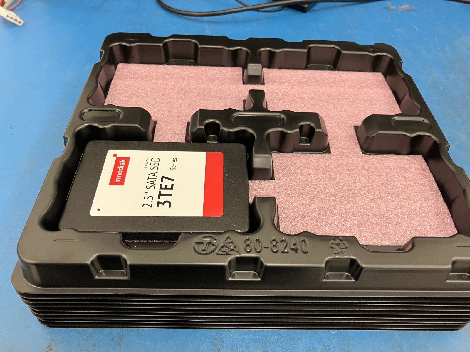 16 pcs   2.5  SSD DRIVE SHIPPING ESD TRAY KIT fit 64pcs SSD  + Free Grifts
