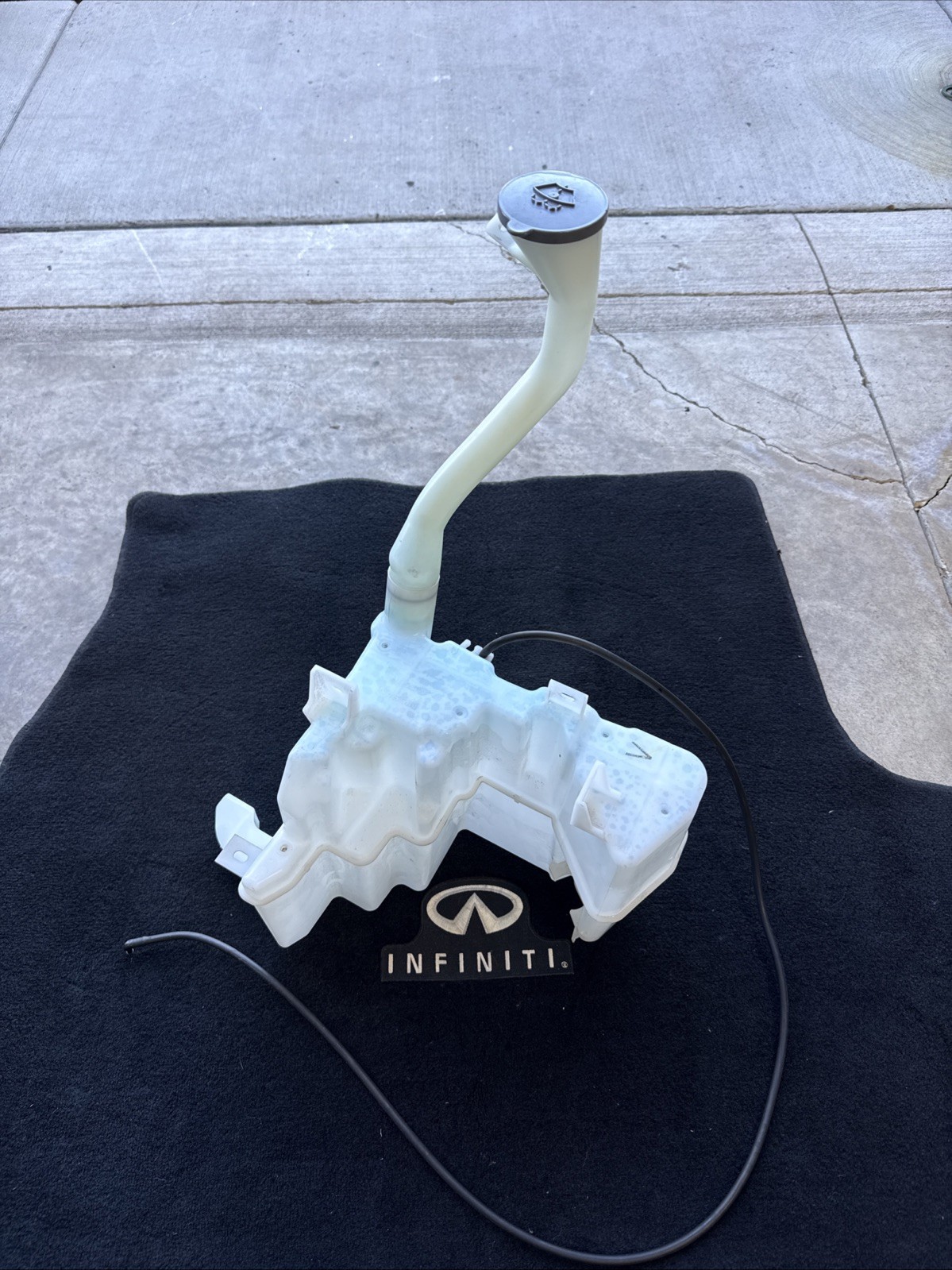 2014-2024 INFINITI Q50 Q60 WINDSHIELD WASHER RESERVOIR TANK BOTTLE W/ NECK OEM 2014-2024 INFINITI Q50 Q60 WINDSHIELD WASHER RESERVOIR TANK BOTTLE W/ NECK OEM