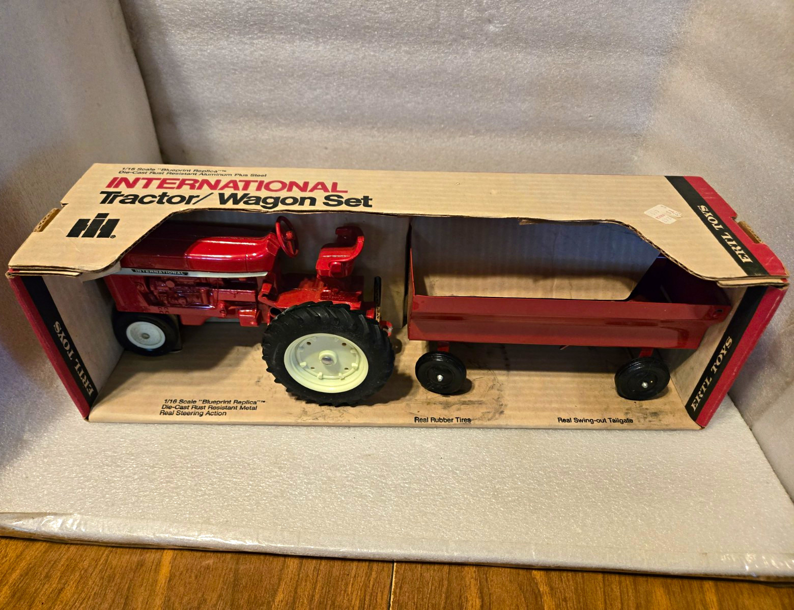Ertl International Harvester Tractor Wagon Set 1:16 Diecast MPN 5011 Unopened