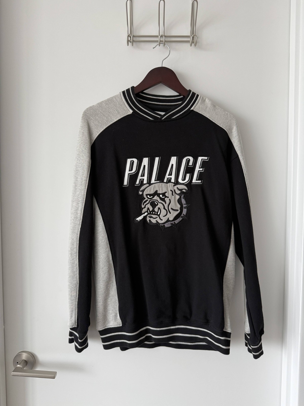 Palace Bulldog Crewneck Black Grey M