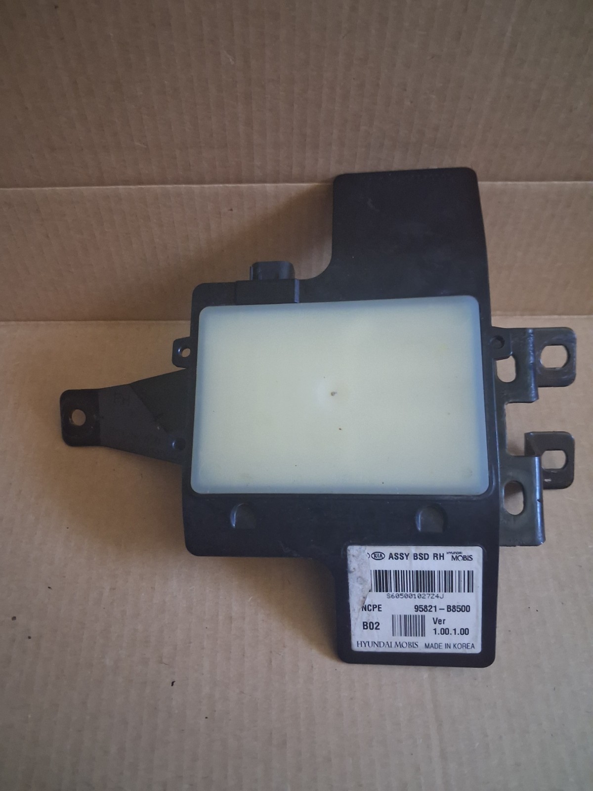 2017-2019 Hyundai Santa Fe Rear Right Blind Spot Radar Sensor OEM 95821-B8500 2017-2019 Hyundai Santa Fe Rear Right Blind Spot Radar Sensor OEM 95821-B8500