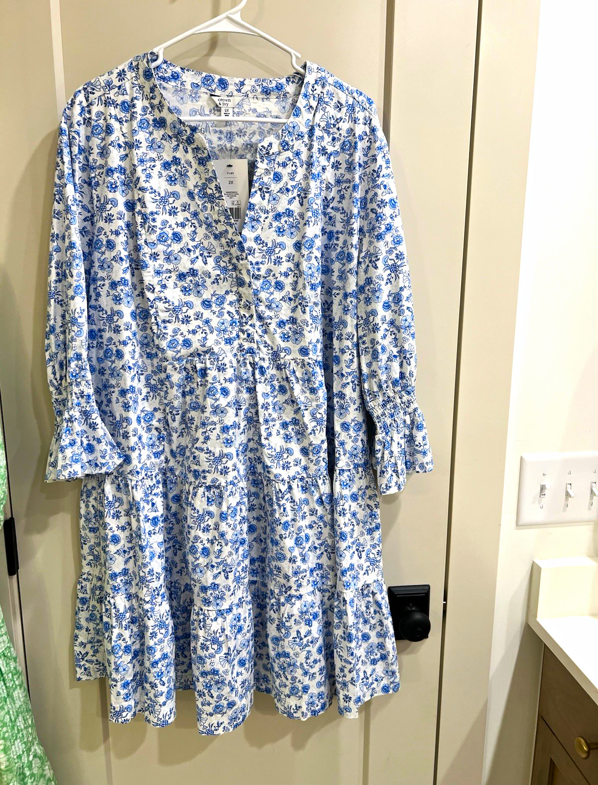 Crown & Ivy White/Blue Floral Tiered Dress 2X Plus V-Neck Smocked 3/4 Sleeve