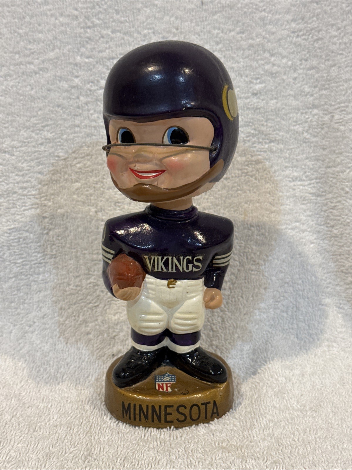 VINTAGE 1962-66 Minnesota Vikings Round Gold Base Dark Purple Uni Nodder, LOOK VINTAGE 1962-66 Minnesota Vikings Round Gold Base Dark Purple Uni Nodder, LOOK