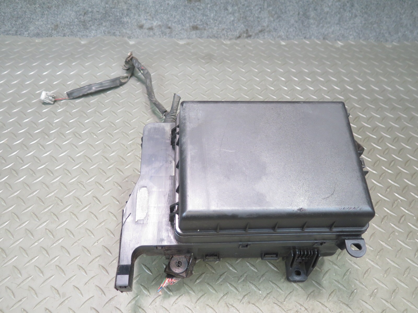 2003-2007 LEXUS UZJ100L LX470 UNDER HOOD POWER DISTRIBUTION FUSE RELAY BOX