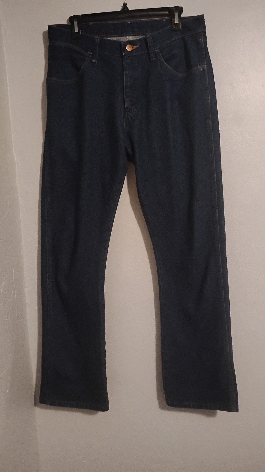 Wrangler Cowboy Cut Rigid Boot Jean 33W32L - bootcut jeans excellent condition Wrangler Cowboy Cut Rigid Boot Jean 33W32L - bootcut jeans excellent condition