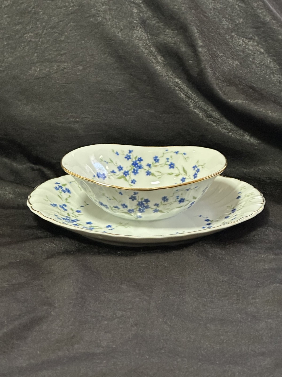 1LIMOGES BERNARDAUD Gravy boat & underplate Myosotis pattern. Made in France 1LIMOGES BERNARDAUD Gravy boat & underplate Myosotis pattern. Made in France