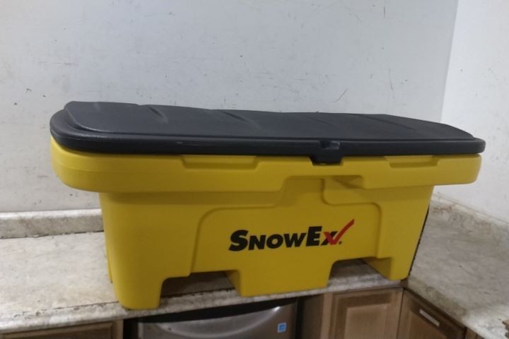 SnowEx 2FGV6 6 Cu Ft Volume Capacity 450 Lb Load Capacity Yellow Salt Box