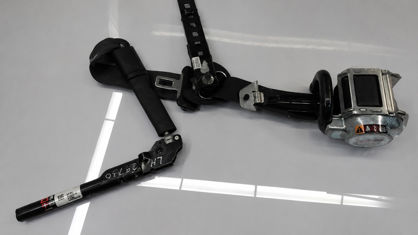 2014-2016 Chevy Silverado 1500 driver Front Seat Belt Retractor Assembly LH Blk