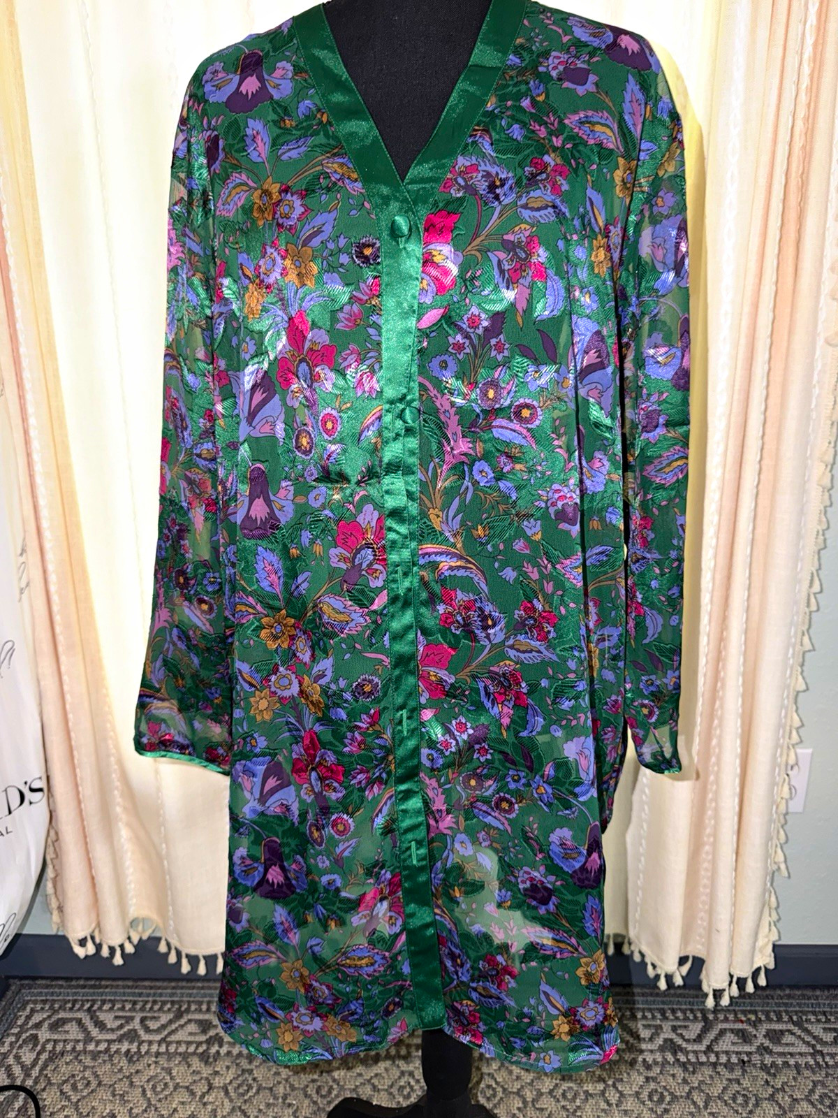 VTG Victoria\'s Secret Women\'s Satin Floral Button Front Robe V-Neck M VTG Victoria\'s Secret Women\'s Satin Floral Button Front Robe V-Neck M