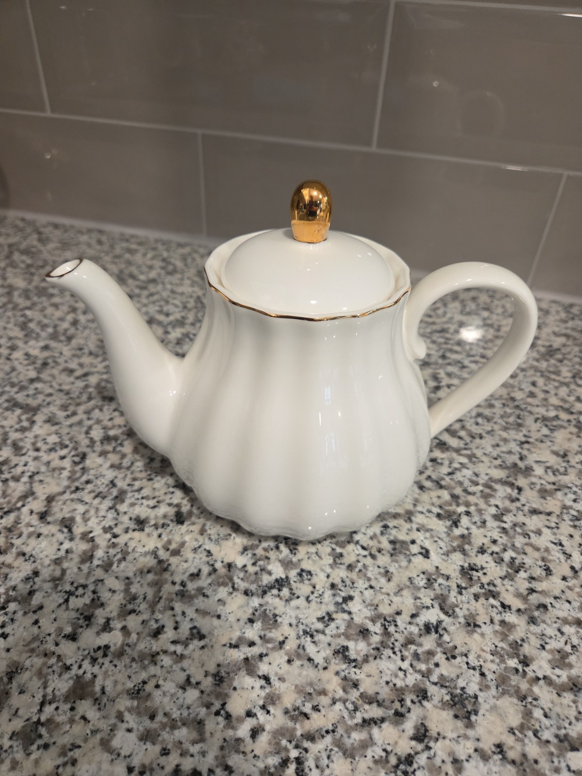 PUKKA HOME PORCELAIN TEAPOT WHITE WITH GOLD TRIM W/ TEA STEEPER