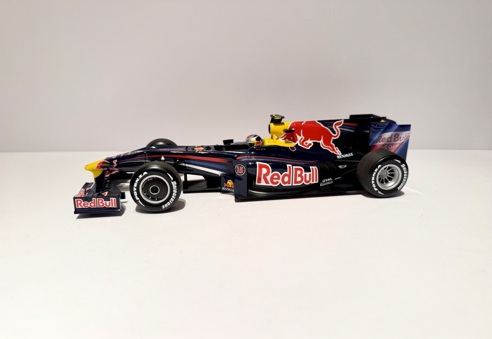 MINICHAMPS 1/18 Red Bull Racing RB5 Sebastian Vettel #15 2009 Formula 1 F1 READ MINICHAMPS 1/18 Red Bull Racing RB5 Sebastian Vettel #15 2009 Formula 1 F1 READ