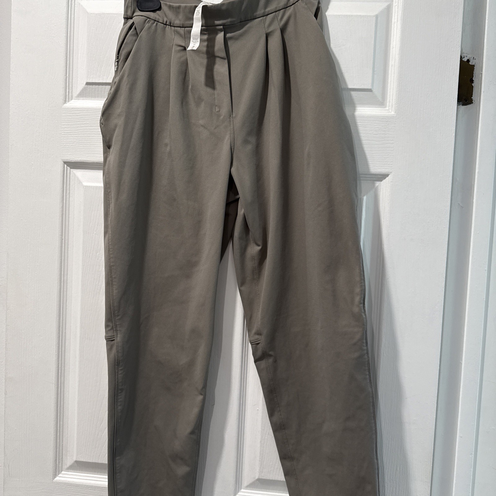 Lululemon Gray Pants with Pockets Trousers Athletic Pants Women\'s Sz 8 No Issues