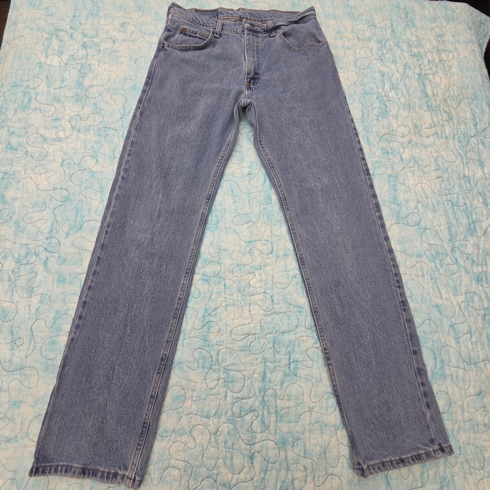 Wrangler Men\'s Classic Fit Blue Jeans 31x32
