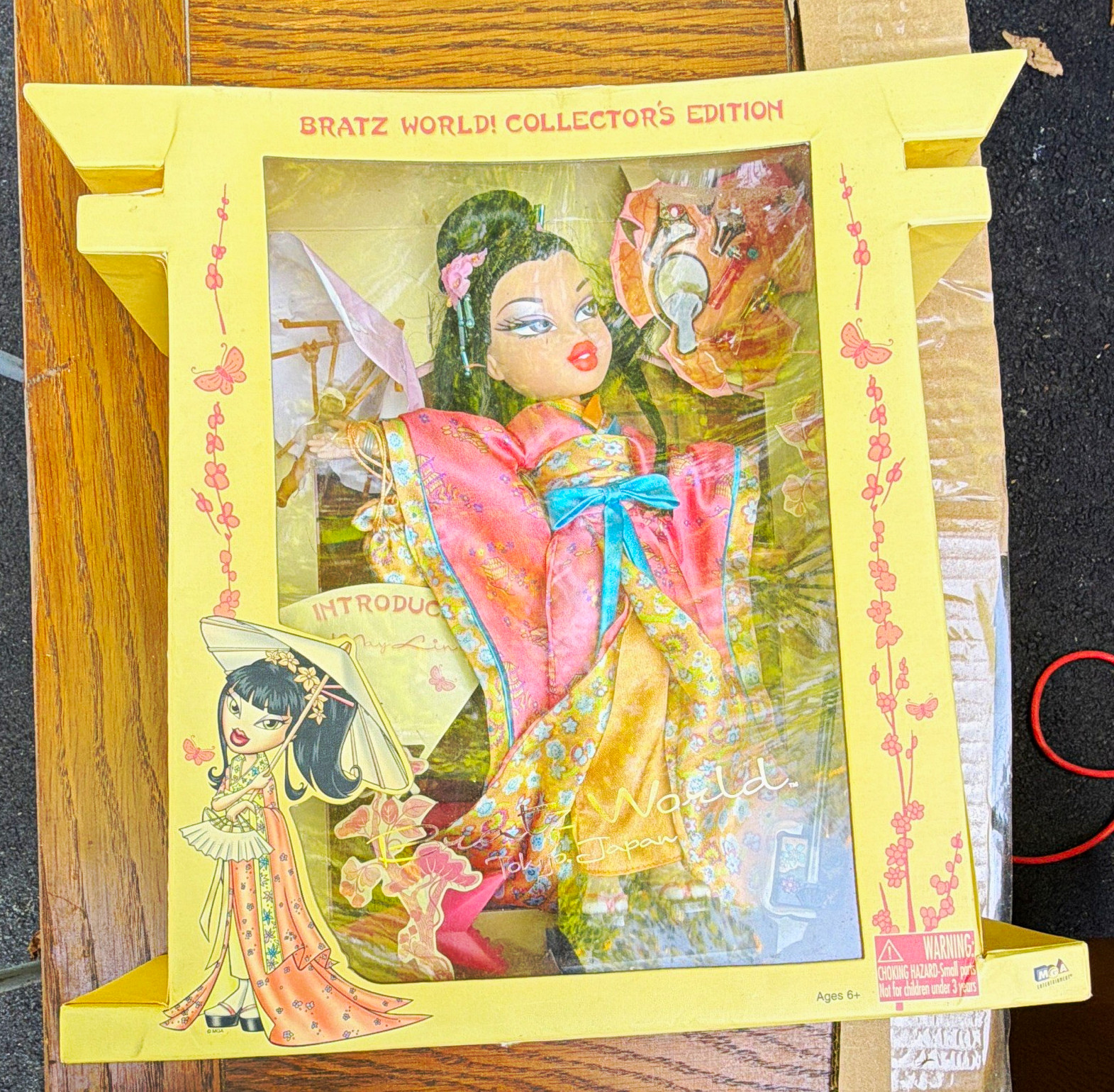 MGA Entertainment Bratz World Collector’s Edition May-Lin Tokyo Doll Stand