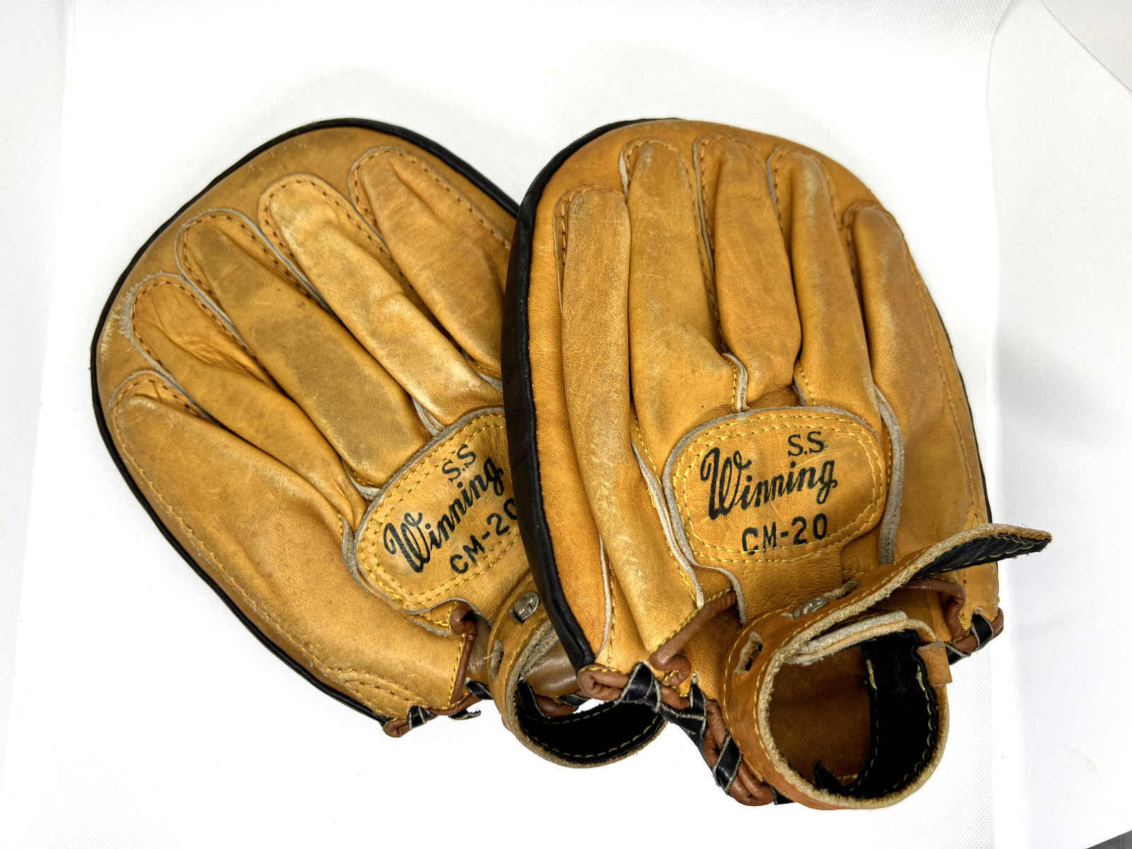 Winning Vintage Boxing Mitts CM20 Old Logo 2-Piece Set Discontinued Non-Sale