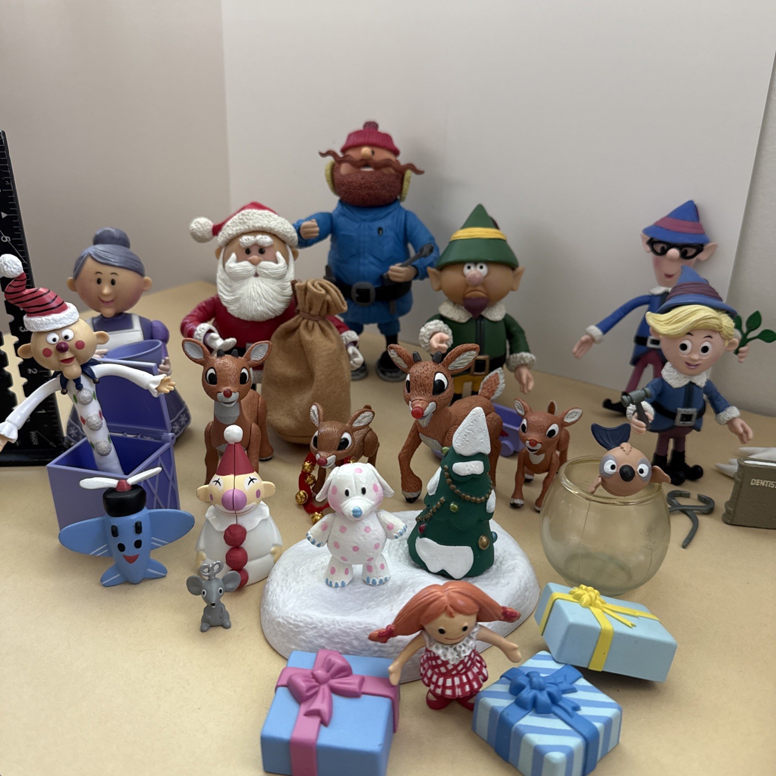 Memory Lane Rudolph Reindeer - Lot 16 Figures Starter Classic Christmas Display