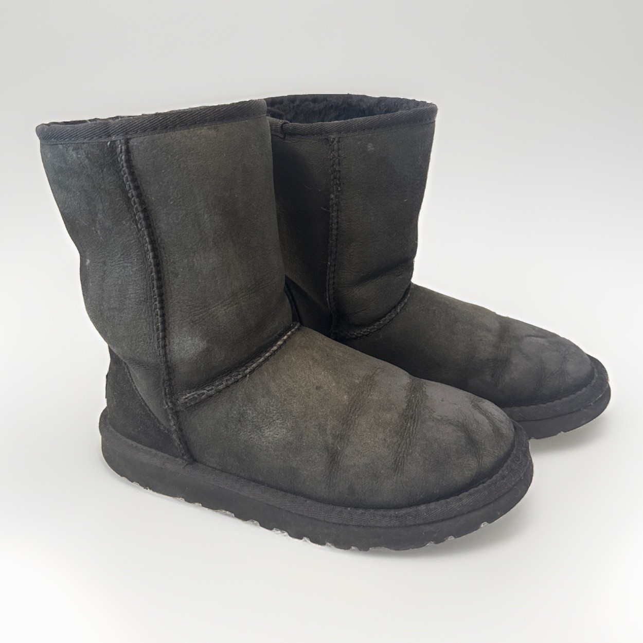 UGG Women’s Classic 8” Short Black Sheepskin Boots Size 7 5825 UGG Women’s Classic 8” Short Black Sheepskin Boots Size 7 5825