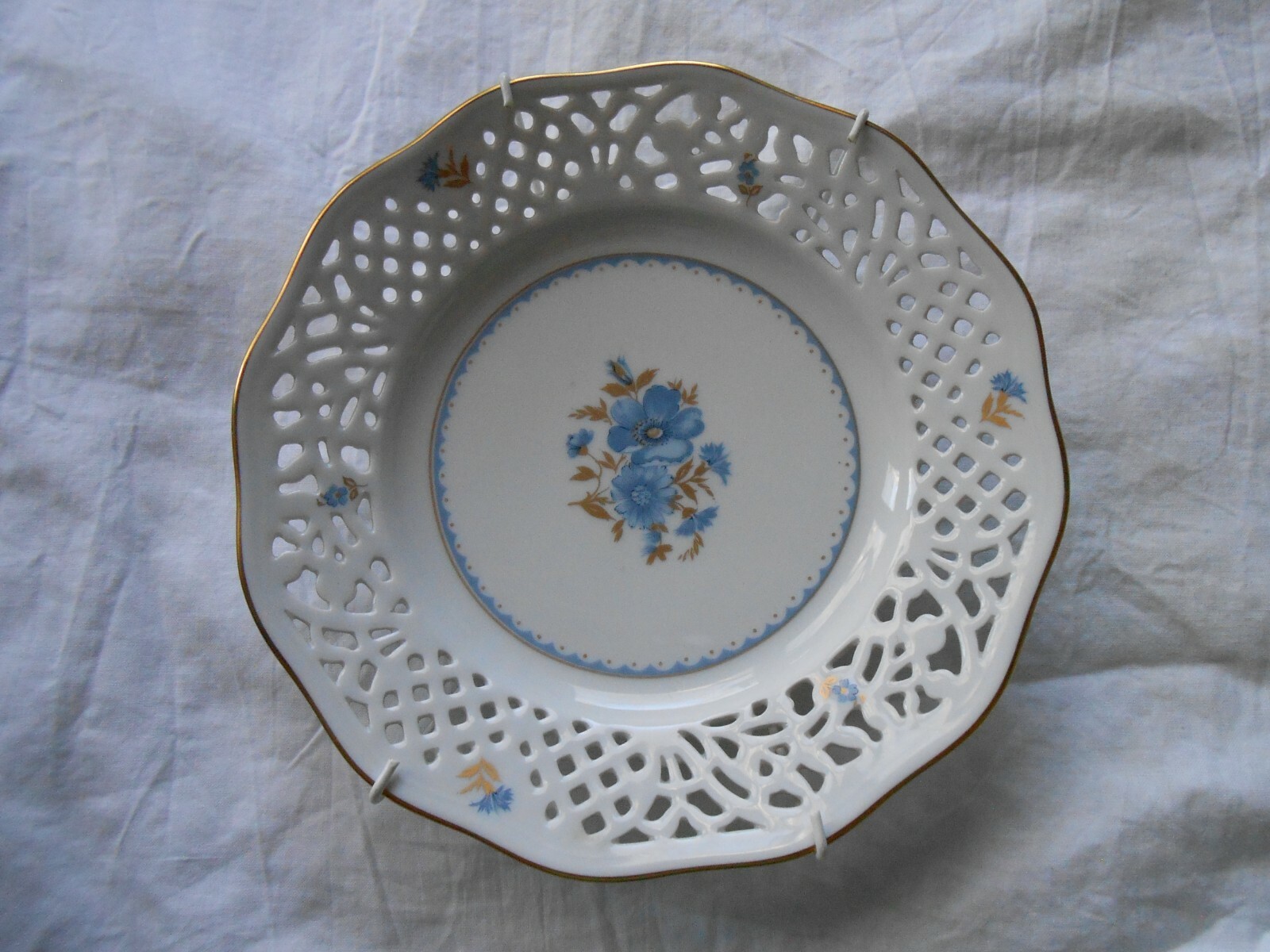 Schumann Chalet Blue Flowers Gold Die Cut Trim Seit 1881 Plate Arzberg W Germany Schumann Chalet Blue Flowers Gold Die Cut Trim Seit 1881 Plate Arzberg W Germany