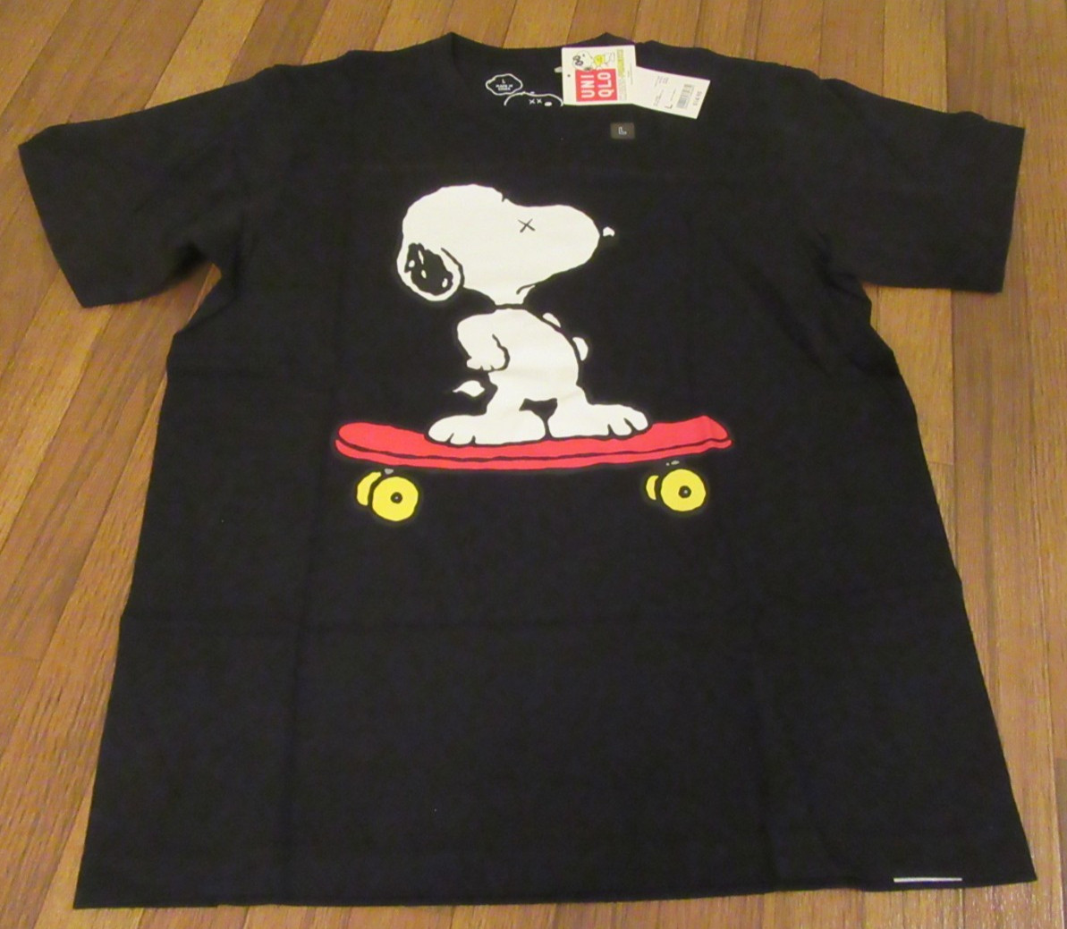 Uniqlo KAWS Peanuts Snoopy Skateboard Tee T-Shirt Size Large Black Brand New NWT