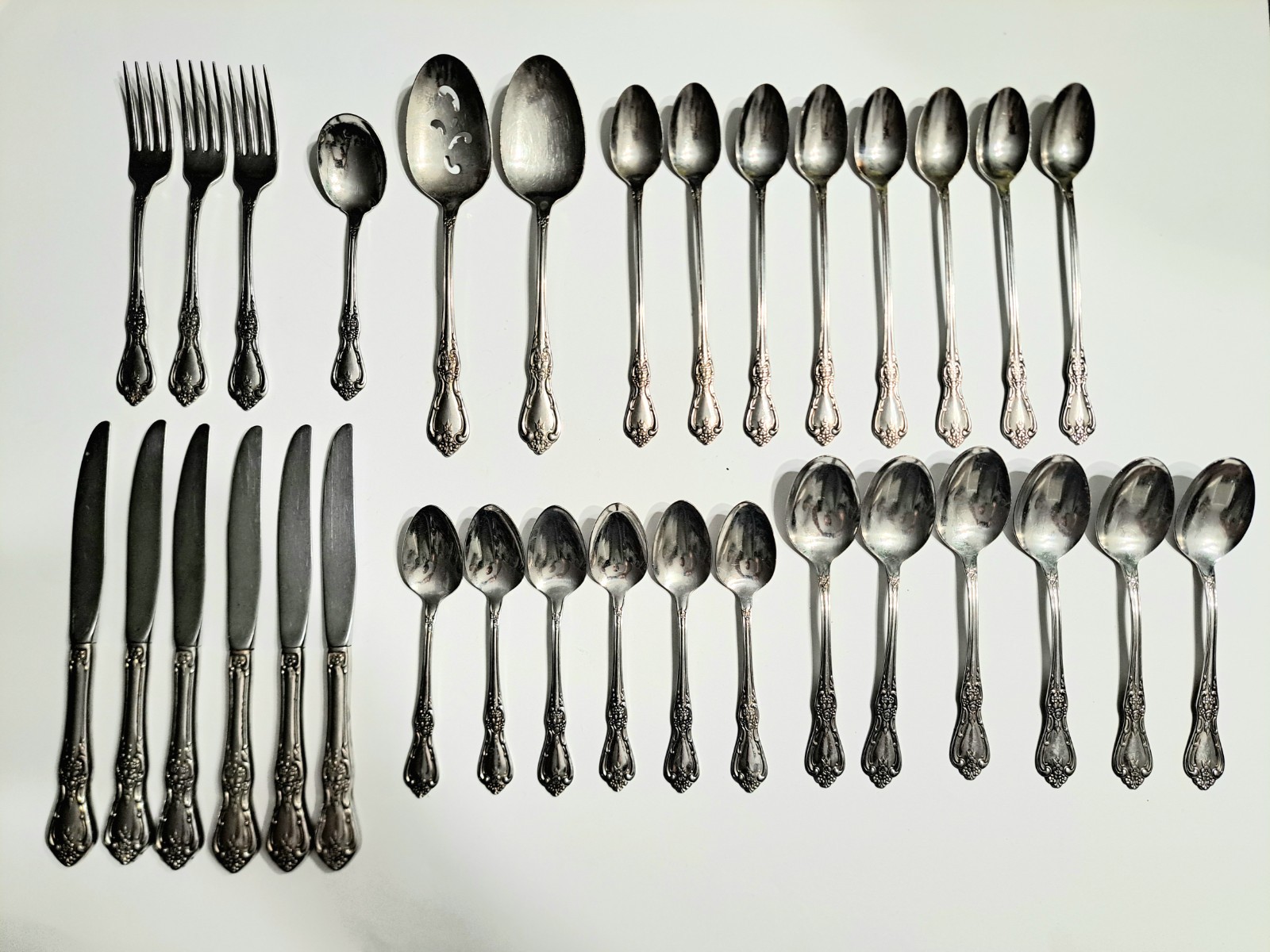 32 Piece Set Oneida Kennett Square Distinction Deluxe HH Stainless Lot 32 Piece Set Oneida Kennett Square Distinction Deluxe HH Stainless Lot