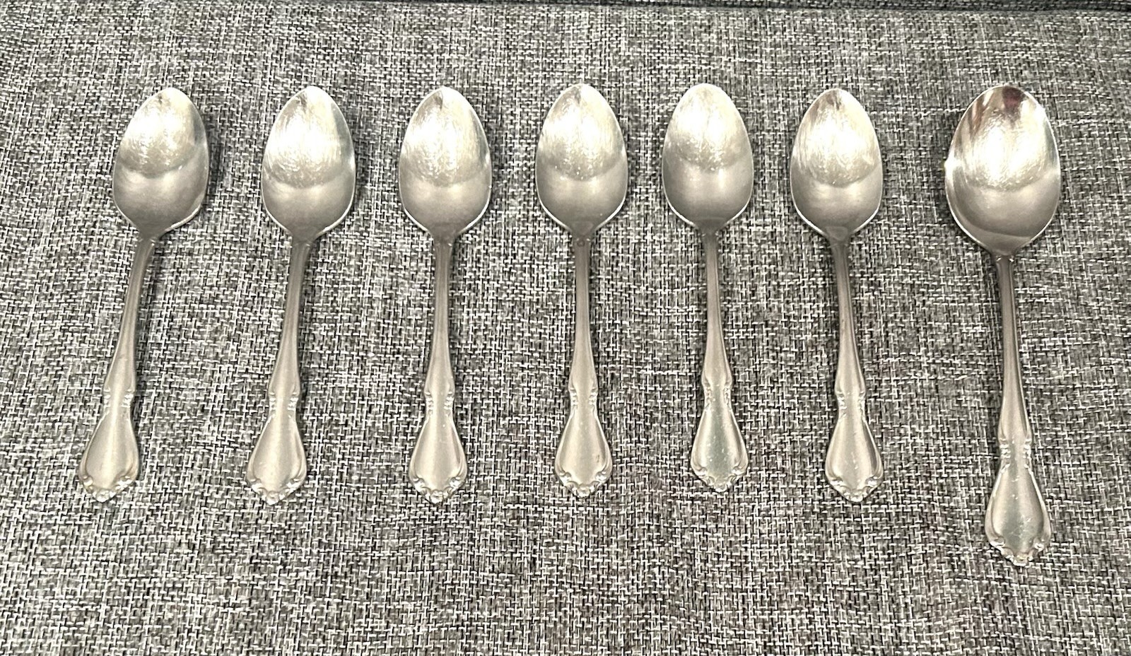 Oneidacraft 20 Piece DELUXE Oneida CHATEAU Stainless Glossy Silverware Flatware
