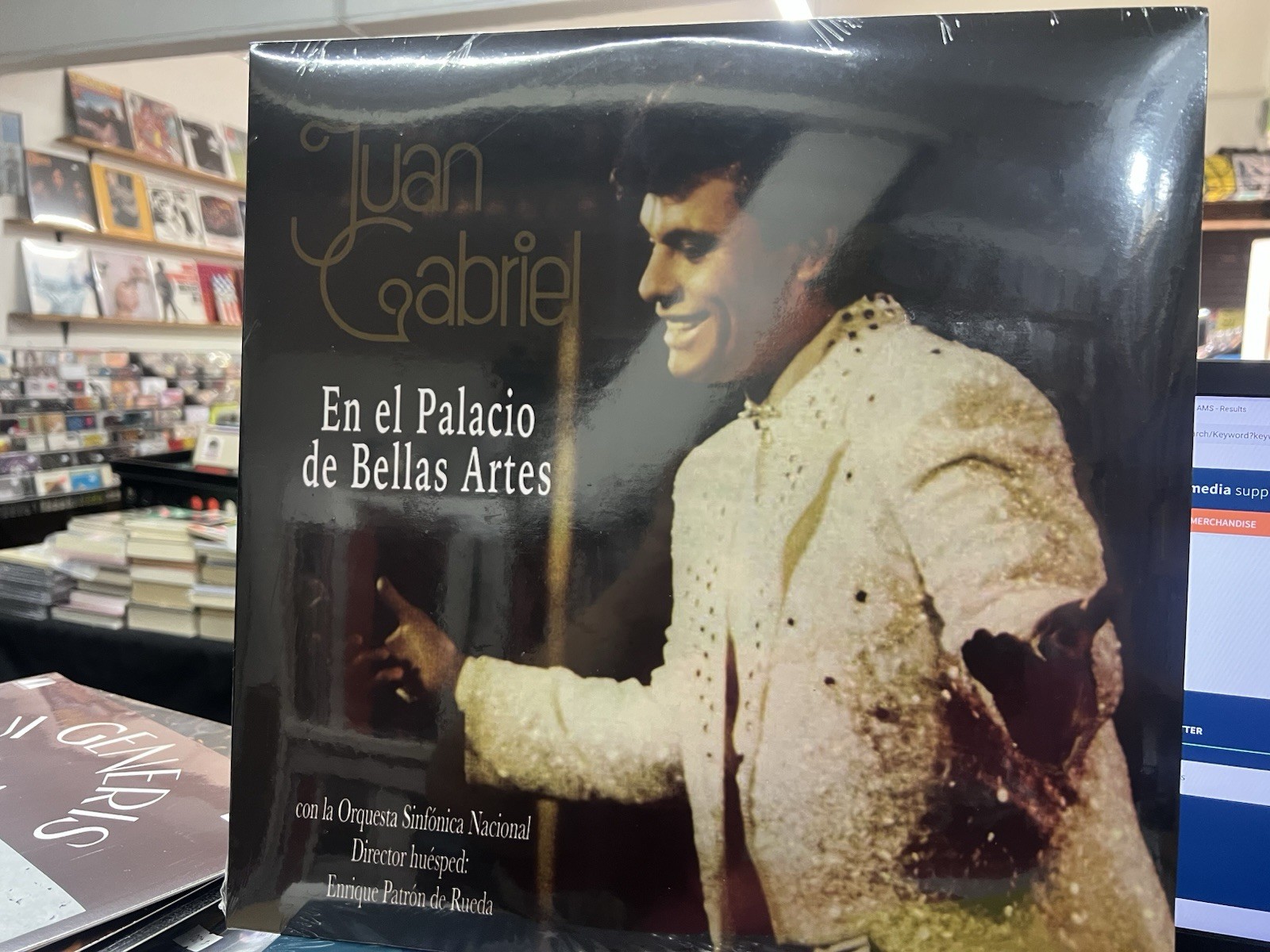 JUAN GABRIEL EN EL PALACIO DE BELLAS ARTES DOUBLE LP SHIPS FROM THE US JUAN GABRIEL EN EL PALACIO DE BELLAS ARTES DOUBLE LP SHIPS FROM THE US