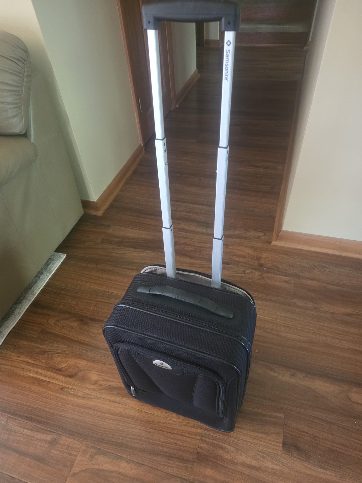Samsonite BARELY Used Small 18-inch Rolling CARRY-ON Under Seat Black SAMSONITE