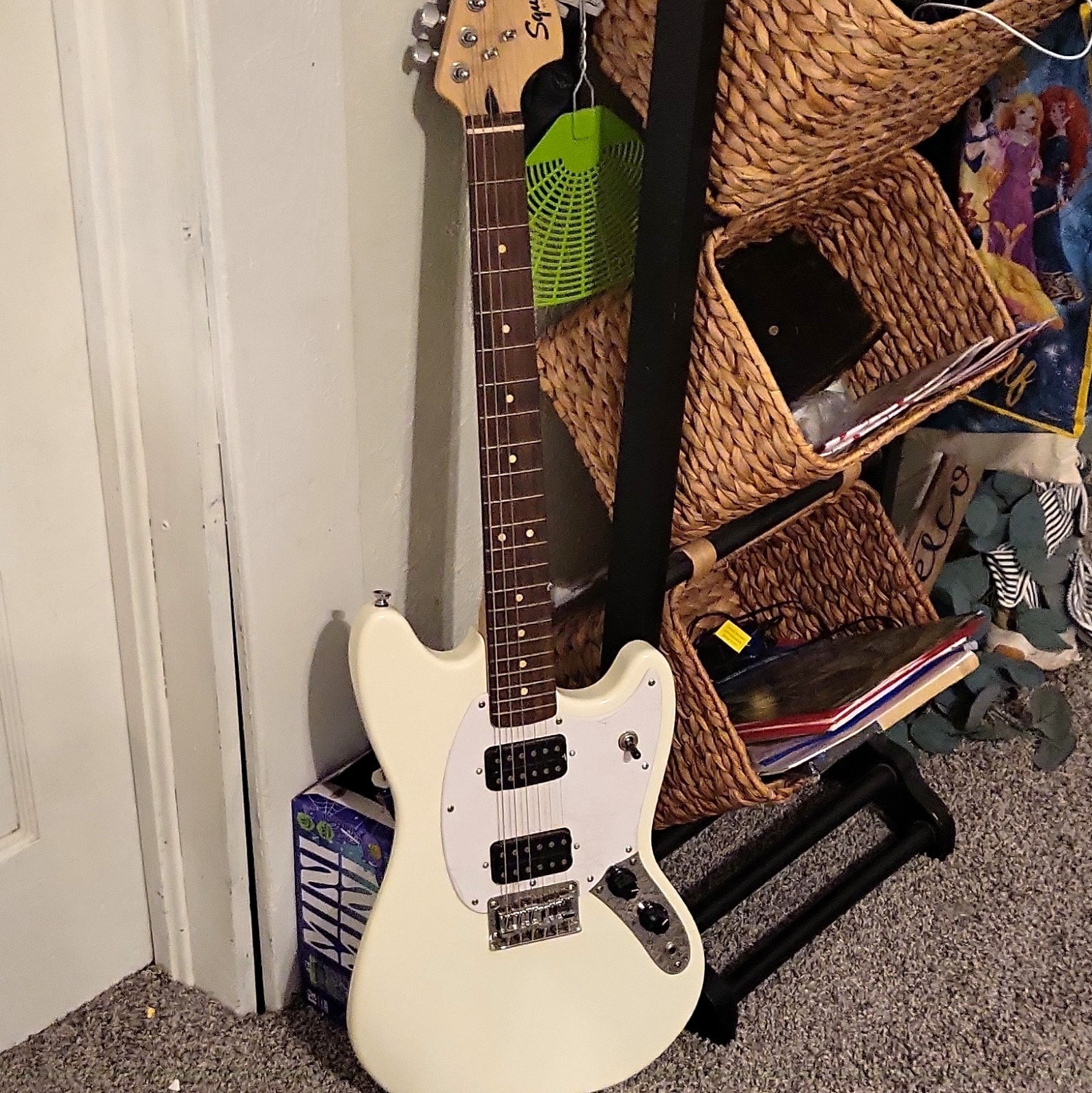 Squier Bullet Mustang Electric Guitar White Right-Handed 6-String Solid 2021 Squier Bullet Mustang Electric Guitar White Right-Handed 6-String Solid 2021