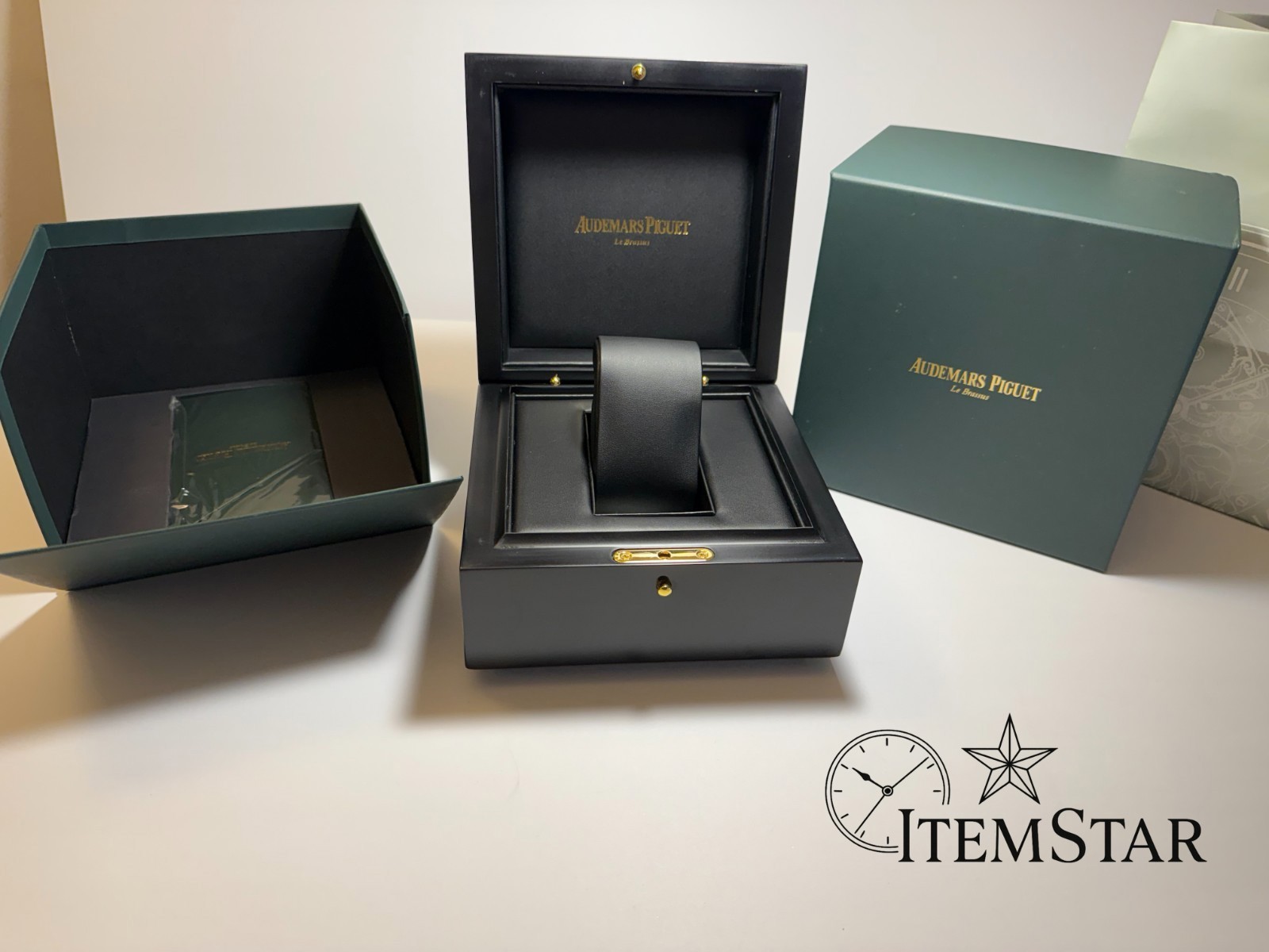 Premium Wooden Watch Storage Box – Luxury Presentation Case Premium Wooden Watch Storage Box – Luxury Presentation Case