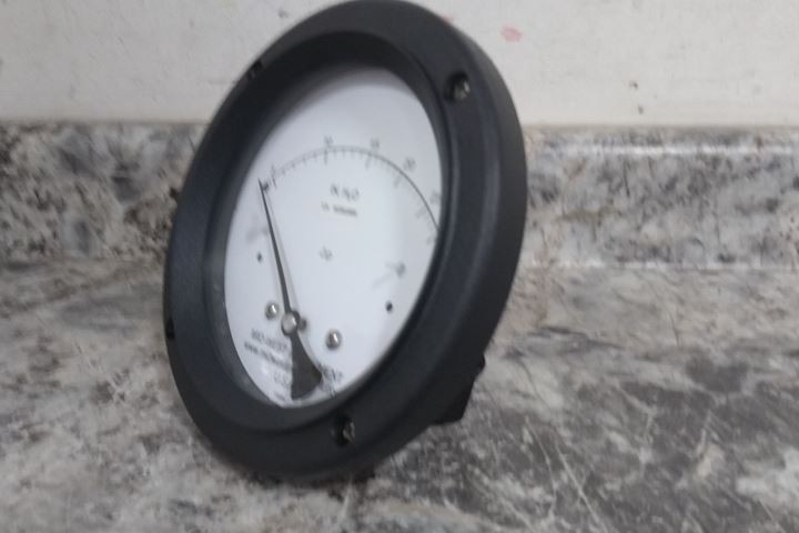 Midwest Instrument 142-AC-00-OO-30H 4-1/2 In Dial Differential Pressure Gauge