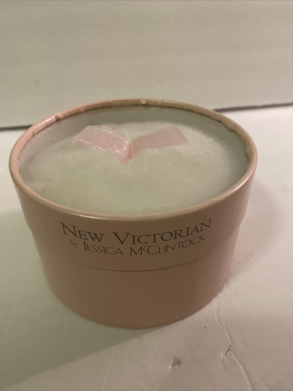 Jessica McClintock New Victorian shimmer Body powder with Puff 2.0oz light smell Jessica McClintock New Victorian shimmer Body powder with Puff 2.0oz light smell