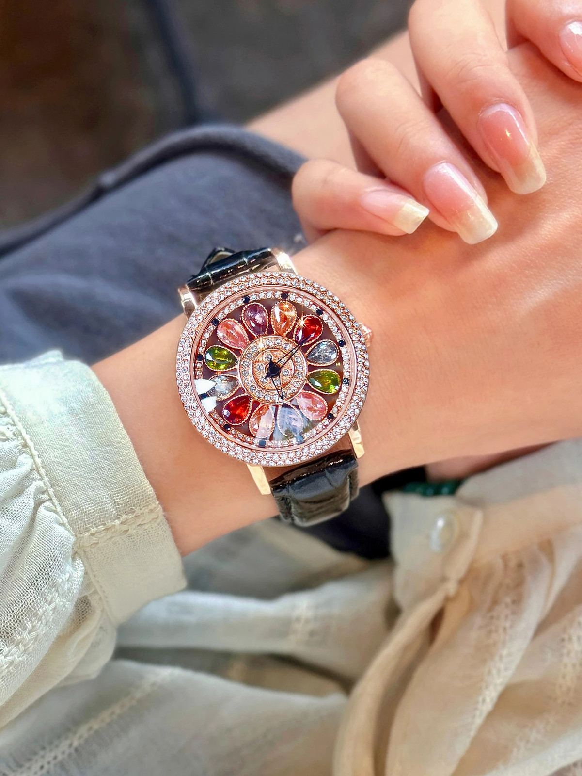 A dazzling and stylish luxury women\'s watch, quartz watch set with colored rhine