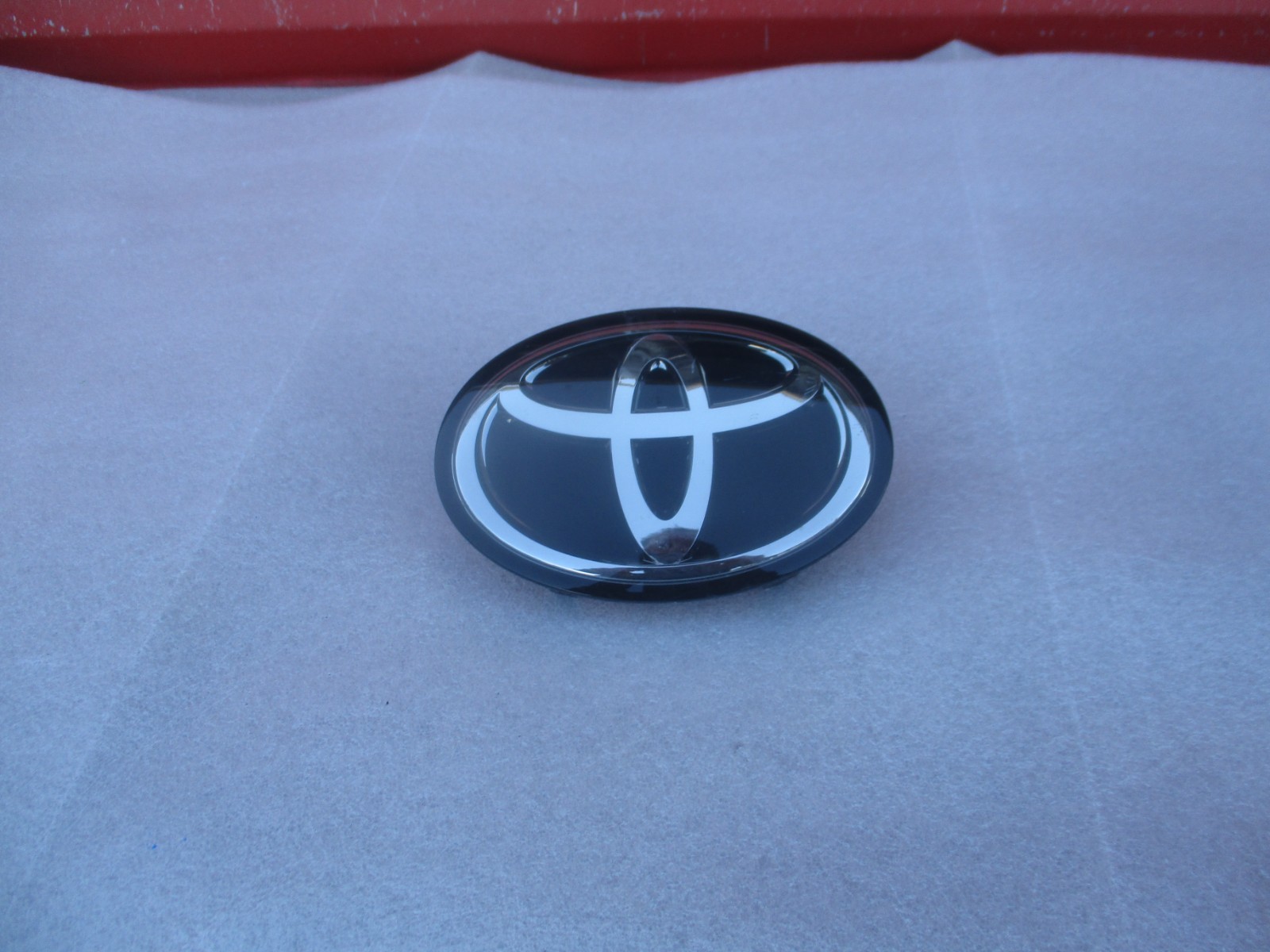 2017 2018 2019 Toyota Corolla Front Grille Emblem oem 53141-42021 USED 2017 2018 2019 Toyota Corolla Front Grille Emblem oem 53141-42021 USED