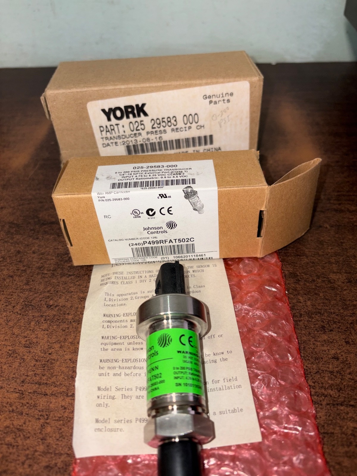NOS YORK 025 29583 000 TRANSDUCER 0 - 200 PSI B94 NOS YORK 025 29583 000 TRANSDUCER 0 - 200 PSI B94